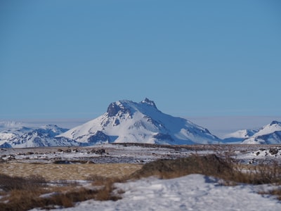 白昼蓝天雪山